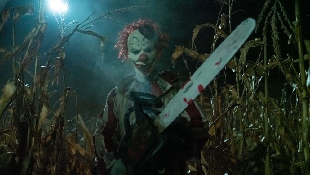 Chú Hề Trong Cánh Đồng Ngô - Clown in a Cornfield