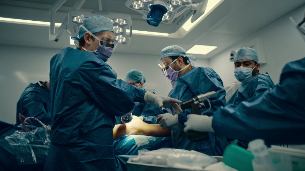 Nguy Cấp: Lằn Ranh Sinh Mạng Critical: Between Life and Death